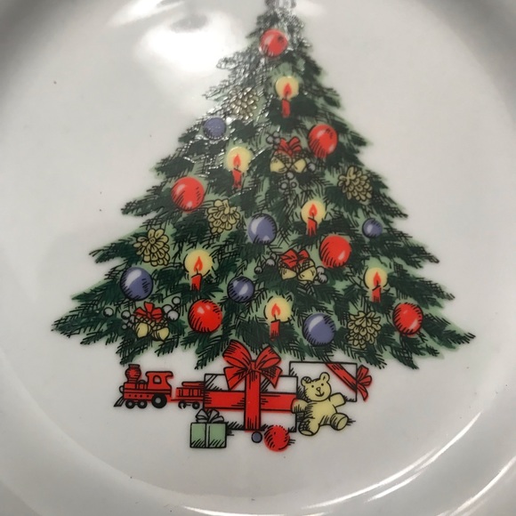 Set of 4 Small Christmas Plates - Picture 3 of 3